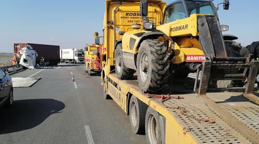 wypadek ciężarówek na S7 (4)