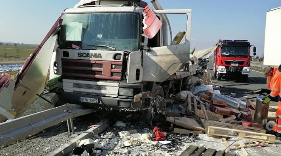 wypadek ciężarówek na S7 (6)