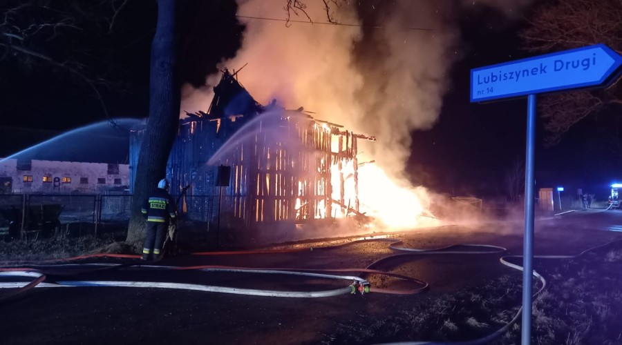 Pożar zabytkowego spichlerza w Lubieszewie