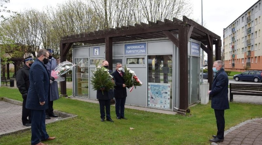 3 Maja. Symboliczne złożenie kwiatów.1