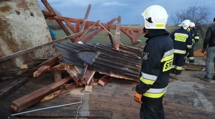 zerwany dach fot. osp cedry wielkie (1)