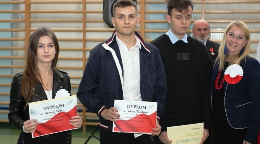 Nowy Dwór Gd. Utworzyli biało-czerwoną flagę dla Niepodległej (1)