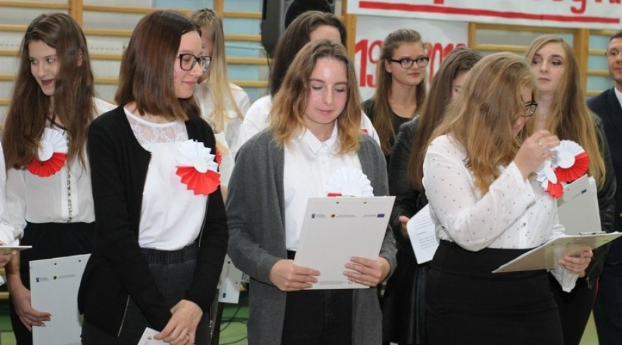 Nowy Dwór Gd. Utworzyli biało-czerwoną flagę dla Niepodległej (3)