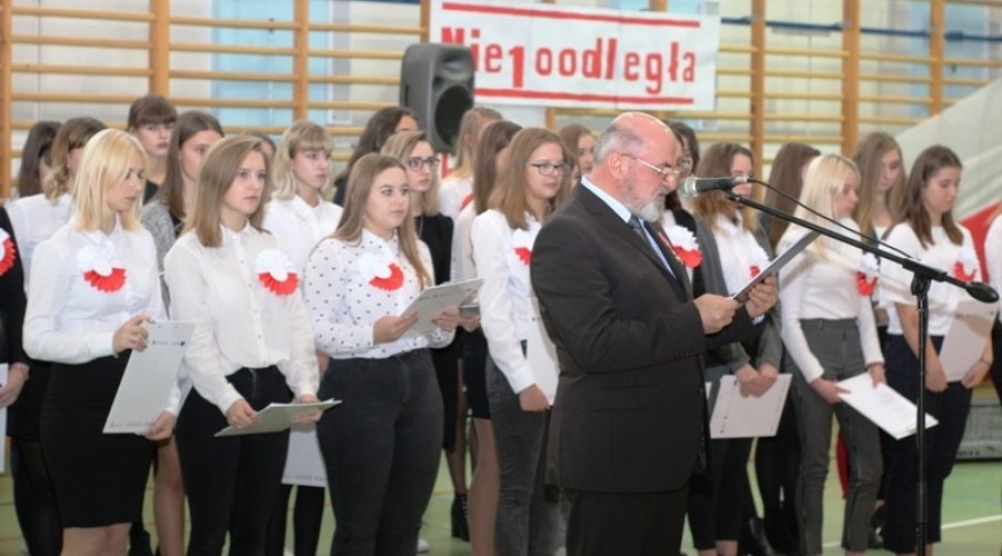 Nowy Dwór Gd. Utworzyli biało-czerwoną flagę dla Niepodległej (5)