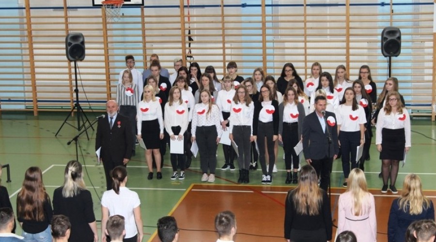 Nowy Dwór Gd. Utworzyli biało-czerwoną flagę dla Niepodległej (9)