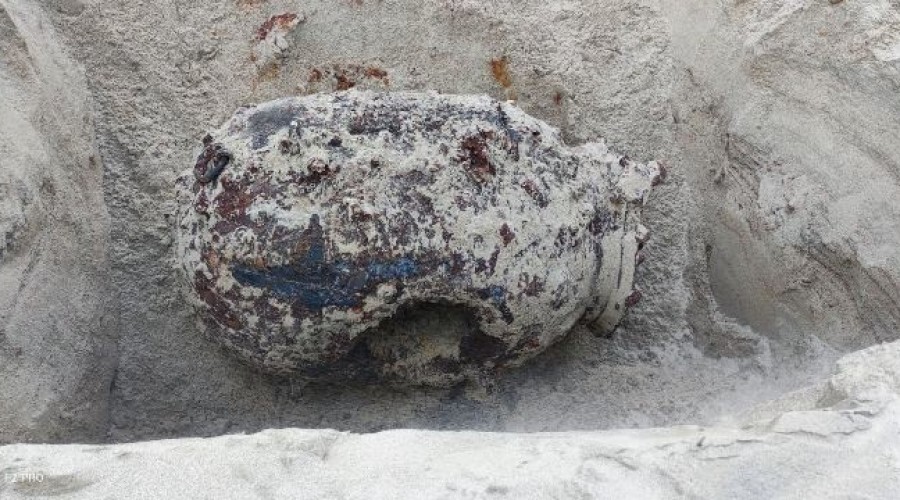 Żołnierze dokonali zniszczenia  miny morskiej  (2)