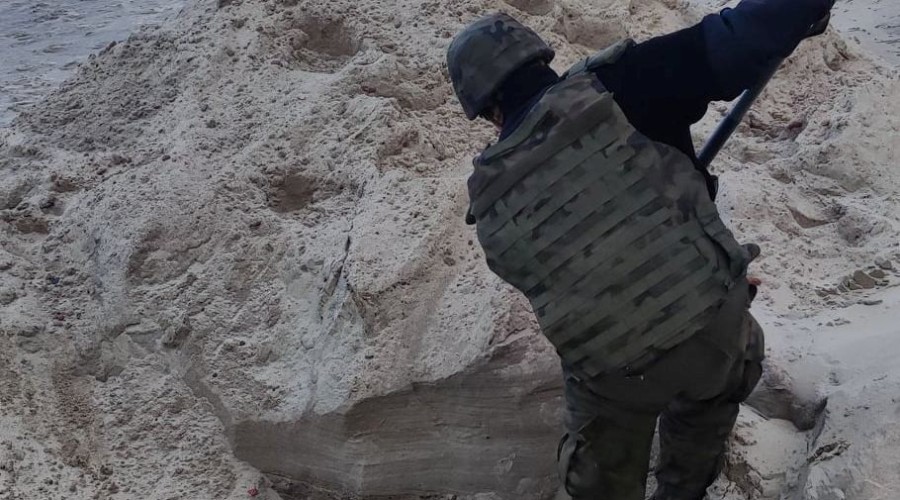 Żołnierze dokonali zniszczenia  miny morskiej  (7)