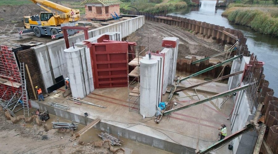 Powstają wrota sztormowe na rzece Tudze