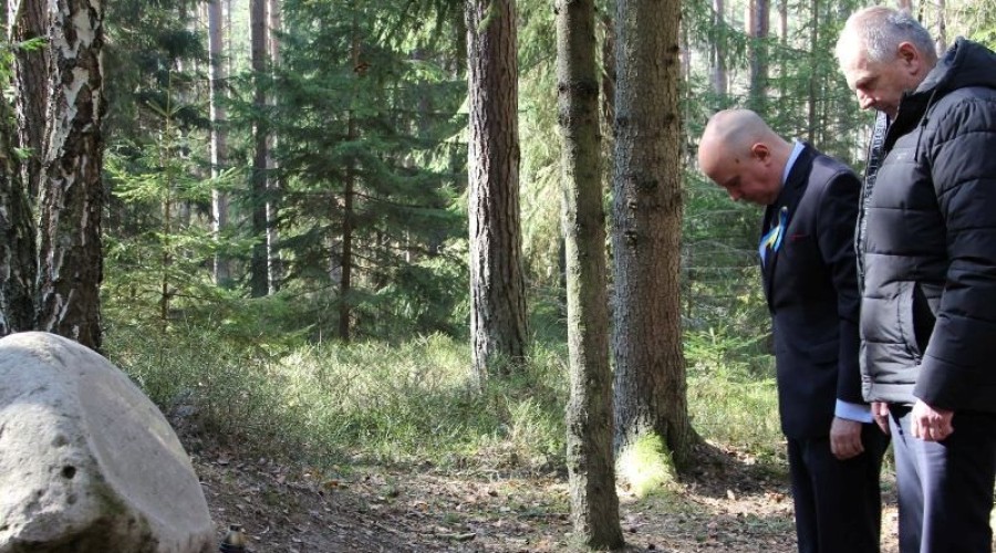 pomnik w lesie rocznica (2)