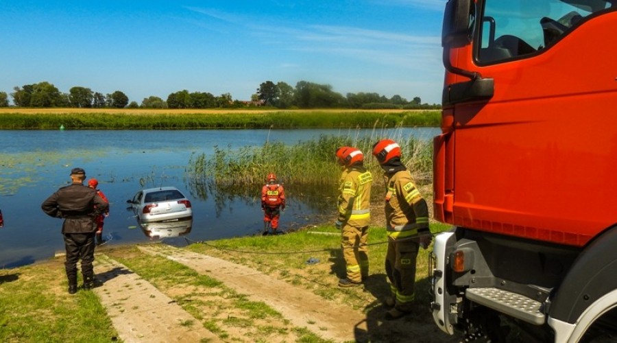 auto w rzece. Wiśniówka.1