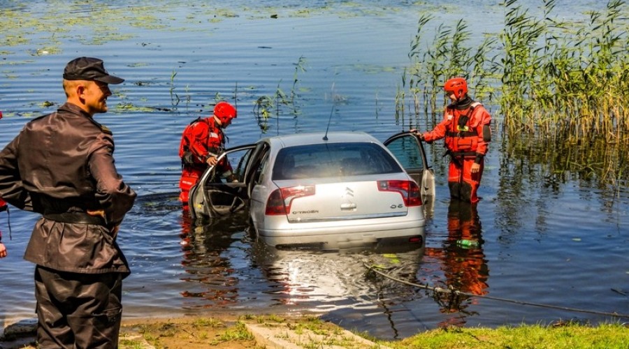 auto w rzece. Wiśniówka.2