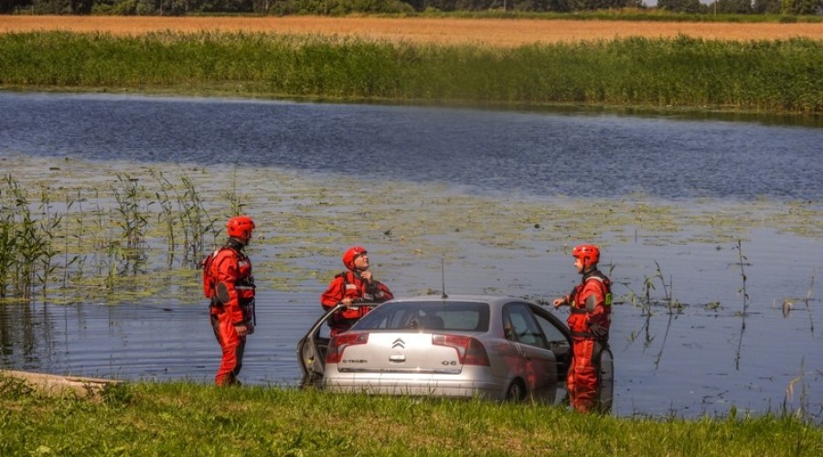 auto w rzece. Wiśniówka.5