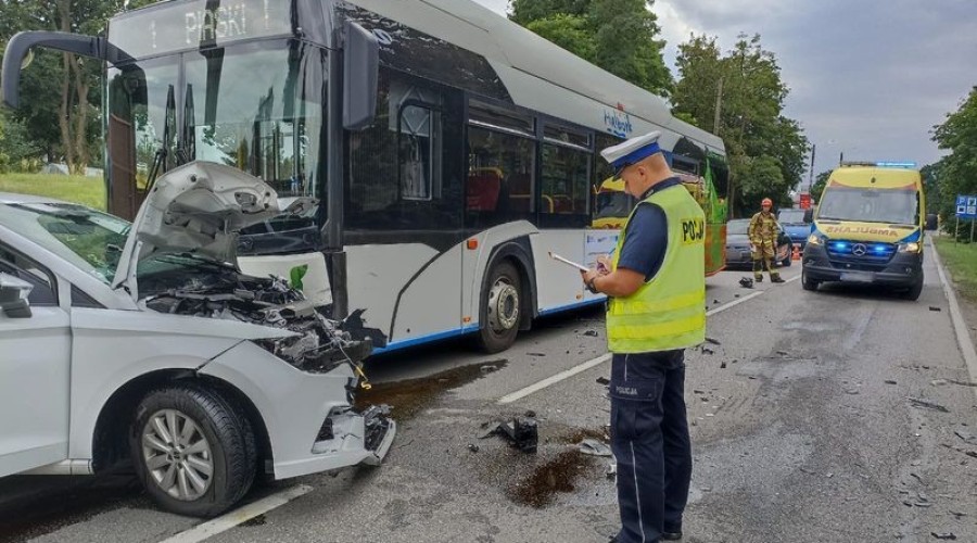 Malbork - wypadek z udziałem autobusu miejskiego i samochodu osobowego