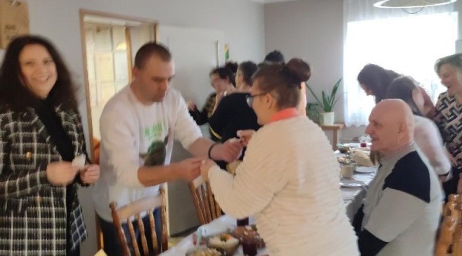 Wigilijne spotkanie uczestników Warsztatów Terapii Zajęciowej. (13)