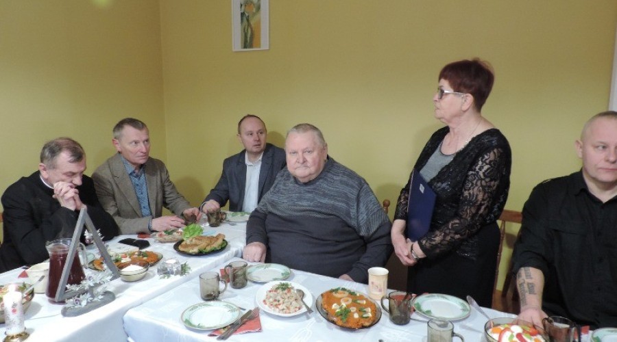 Wigilijne spotkanie uczestników Warsztatów Terapii Zajęciowej. (16)