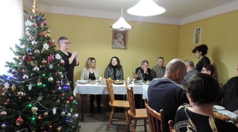 Wigilijne spotkanie uczestników Warsztatów Terapii Zajęciowej. (17)