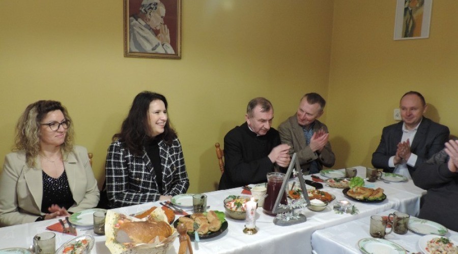 Wigilijne spotkanie uczestników Warsztatów Terapii Zajęciowej. (19)