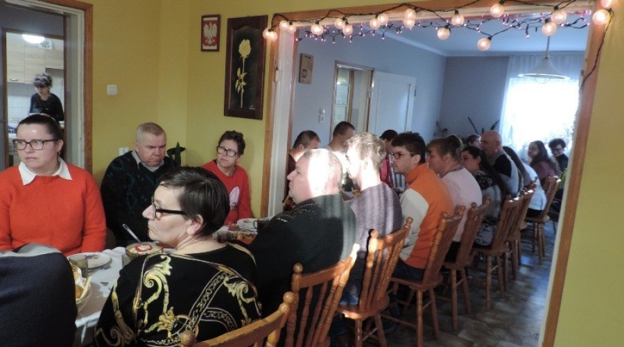 Wigilijne spotkanie uczestników Warsztatów Terapii Zajęciowej. (2)