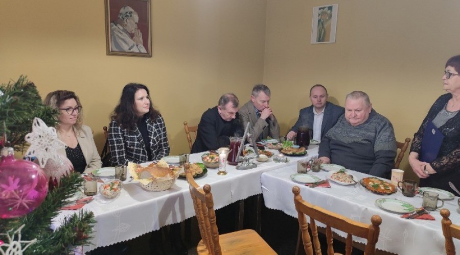 Wigilijne spotkanie uczestników Warsztatów Terapii Zajęciowej. (5)