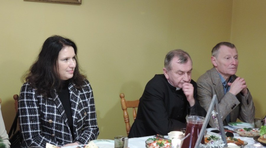 Wigilijne spotkanie uczestników Warsztatów Terapii Zajęciowej. (6)