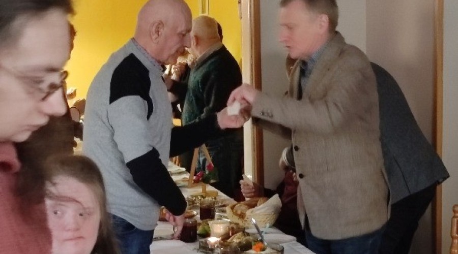 Wigilijne spotkanie uczestników Warsztatów Terapii Zajęciowej. (8)