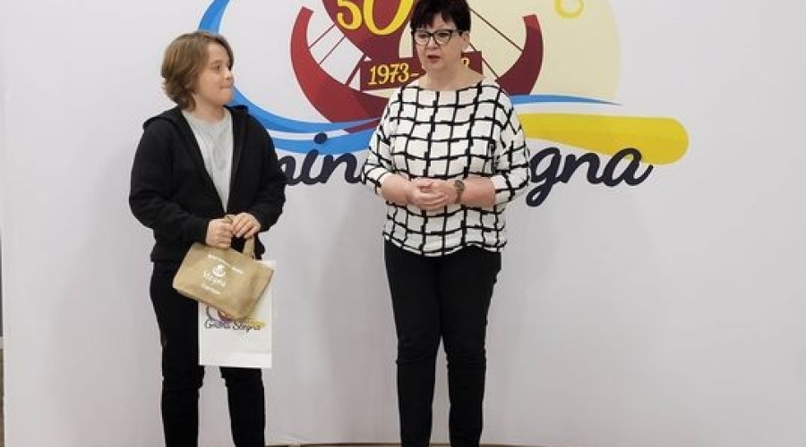 Wręczenie nagród za projekt znaku graficznego z tytułu obchodów 50 -lecia Gminy Stegna (2)