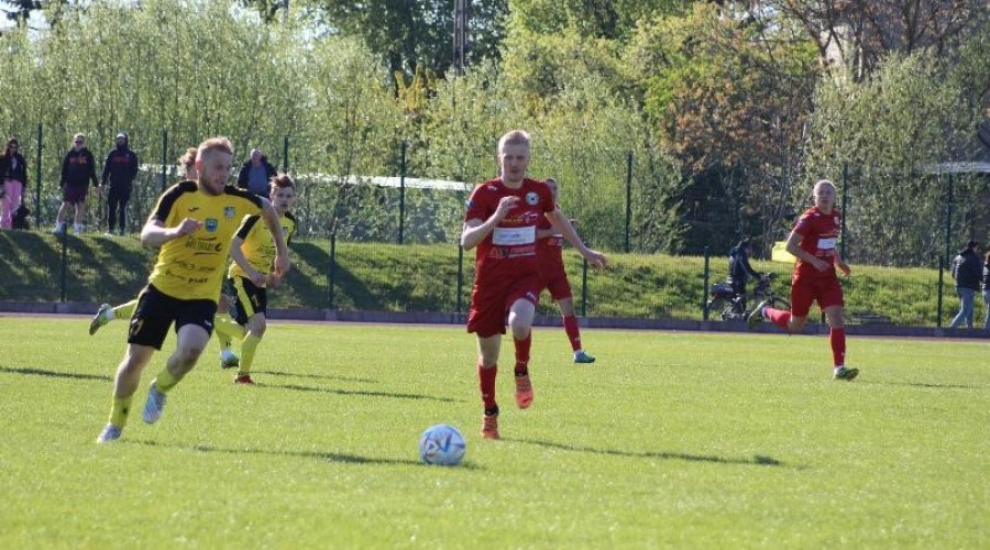 Zawodnicy z Nowego Dworu przegrywają po zaciętym pojedynku z drużyną ze Skarszew (11)