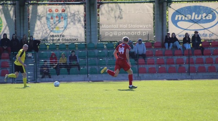 Zawodnicy z Nowego Dworu przegrywają po zaciętym pojedynku z drużyną ze Skarszew (12)