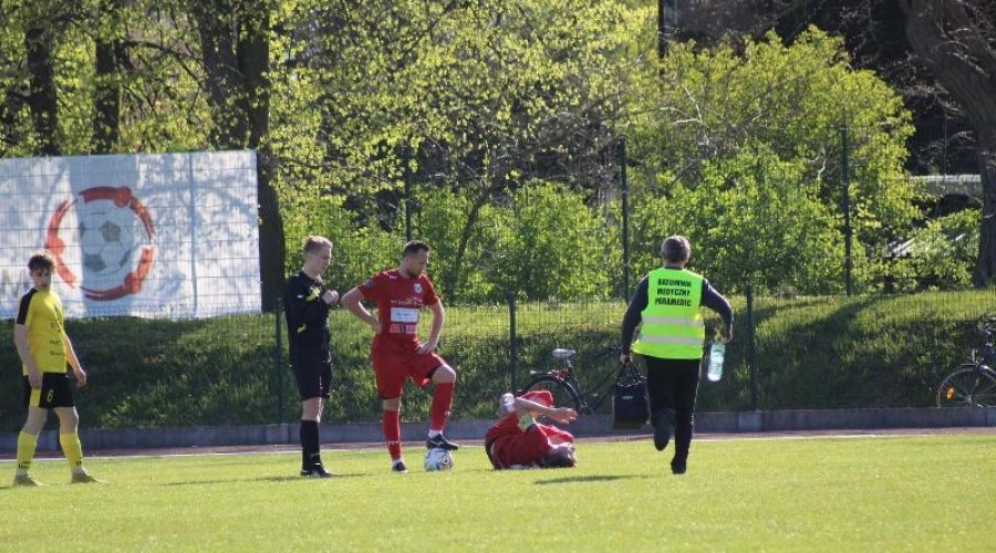 Zawodnicy z Nowego Dworu przegrywają po zaciętym pojedynku z drużyną ze Skarszew (13)