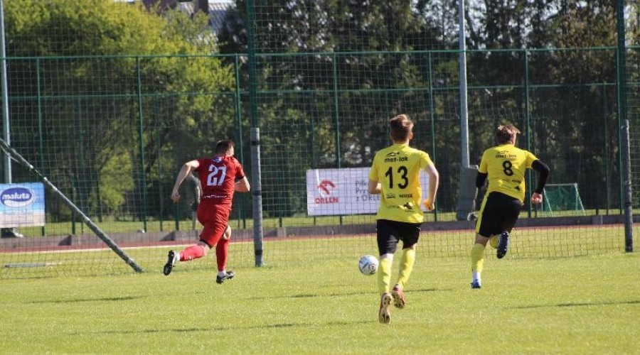 Zawodnicy z Nowego Dworu przegrywają po zaciętym pojedynku z drużyną ze Skarszew (14)