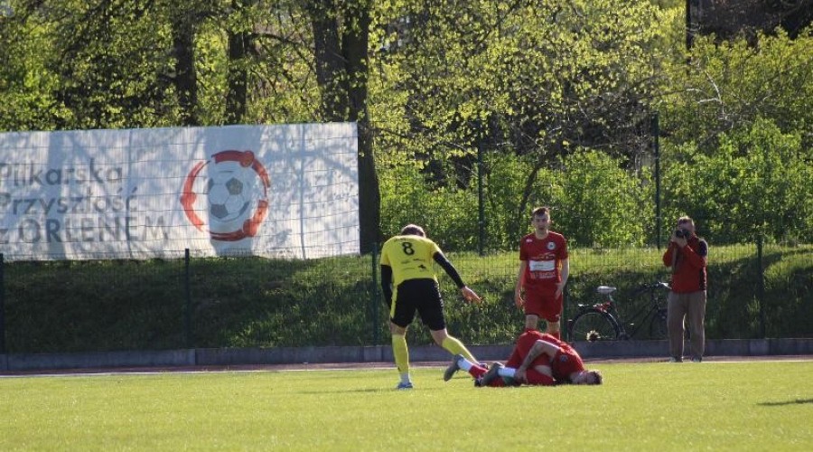 Zawodnicy z Nowego Dworu przegrywają po zaciętym pojedynku z drużyną ze Skarszew (16)