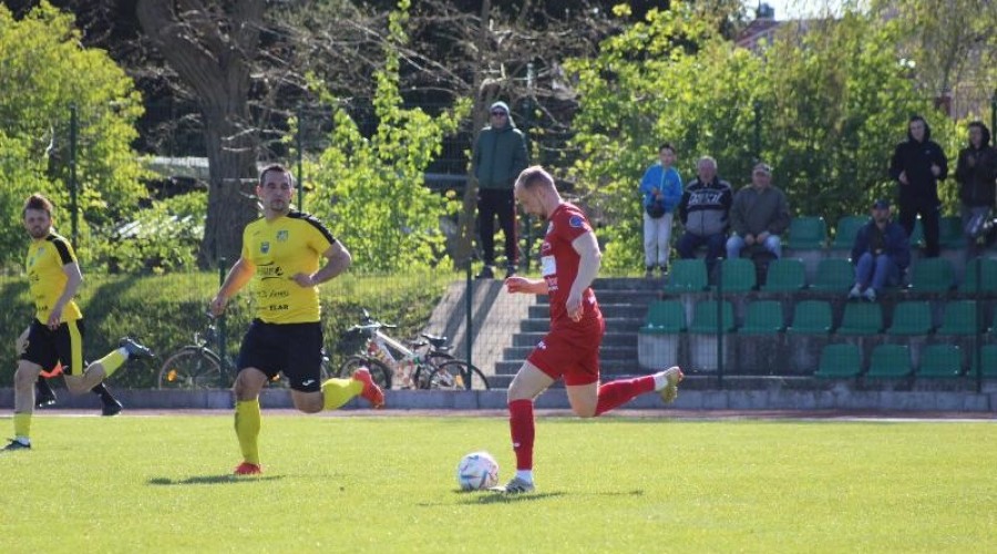 Zawodnicy z Nowego Dworu przegrywają po zaciętym pojedynku z drużyną ze Skarszew (22)