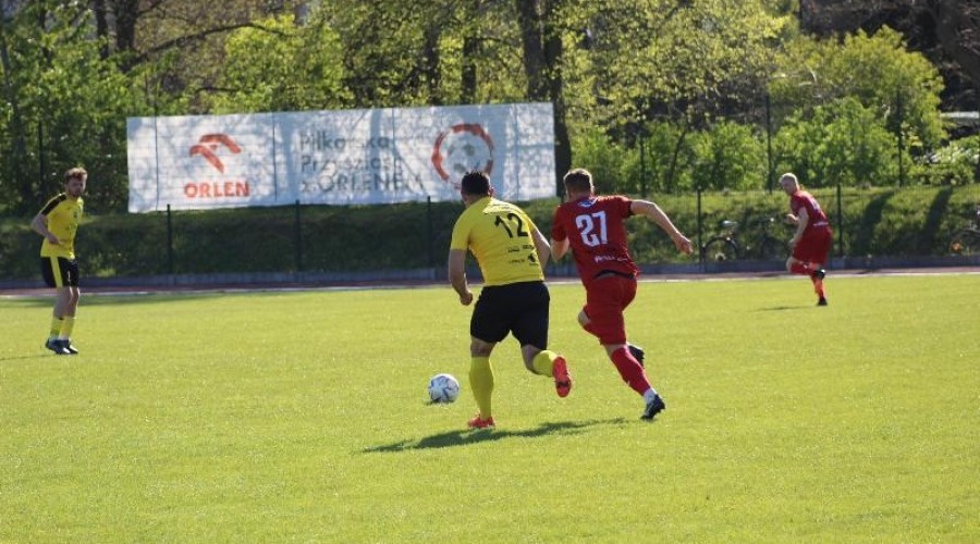 Zawodnicy z Nowego Dworu przegrywają po zaciętym pojedynku z drużyną ze Skarszew (28)