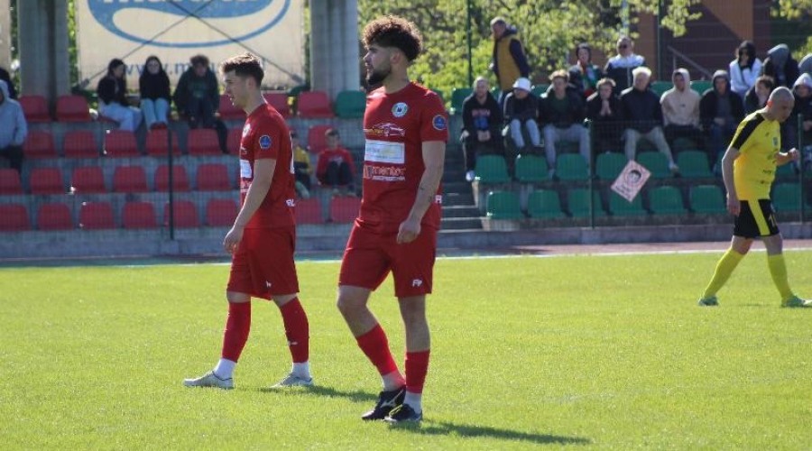 Zawodnicy z Nowego Dworu przegrywają po zaciętym pojedynku z drużyną ze Skarszew (32)