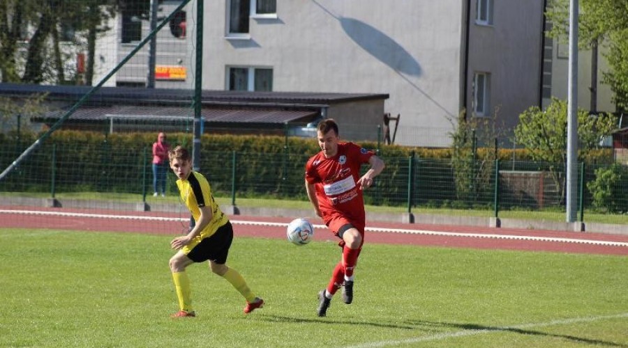 Zawodnicy z Nowego Dworu przegrywają po zaciętym pojedynku z drużyną ze Skarszew (37)