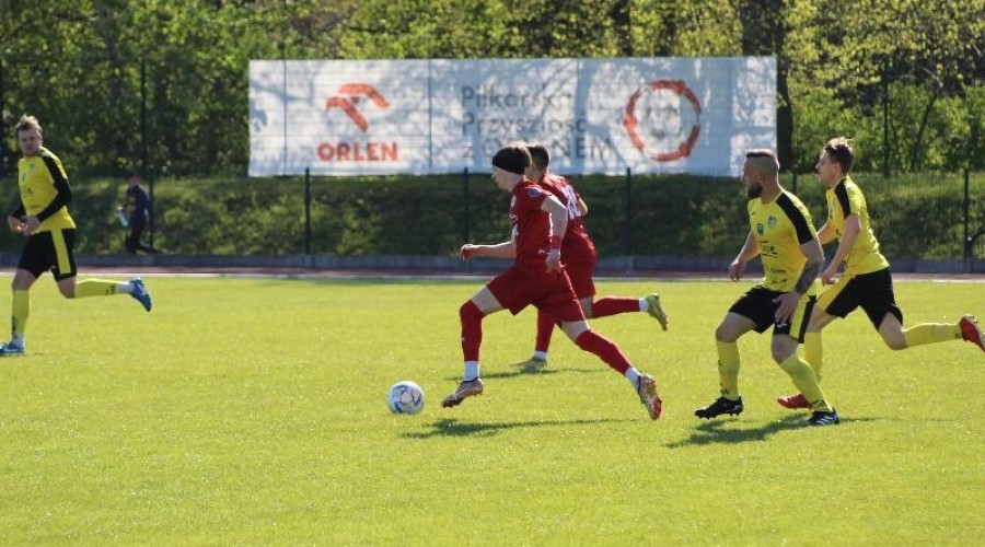 Zawodnicy z Nowego Dworu przegrywają po zaciętym pojedynku z drużyną ze Skarszew (39)