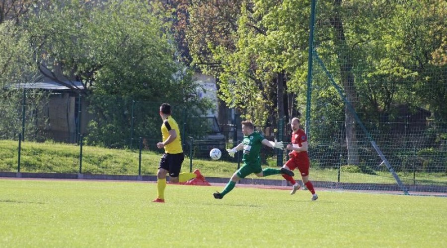 Zawodnicy z Nowego Dworu przegrywają po zaciętym pojedynku z drużyną ze Skarszew (4)