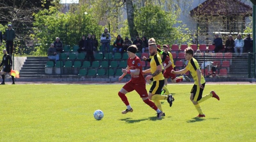 Zawodnicy z Nowego Dworu przegrywają po zaciętym pojedynku z drużyną ze Skarszew (41)