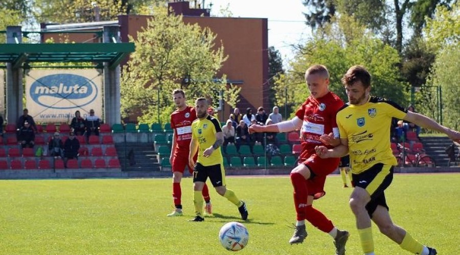 Zawodnicy z Nowego Dworu przegrywają po zaciętym pojedynku z drużyną ze Skarszew (43)