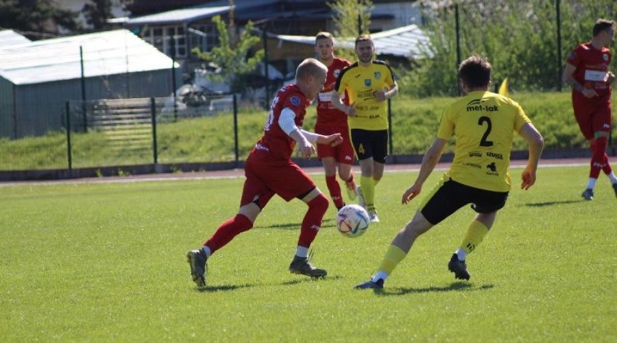 Zawodnicy z Nowego Dworu przegrywają po zaciętym pojedynku z drużyną ze Skarszew (45)