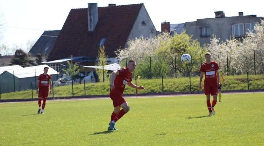 Zawodnicy z Nowego Dworu przegrywają po zaciętym pojedynku z drużyną ze Skarszew (46)