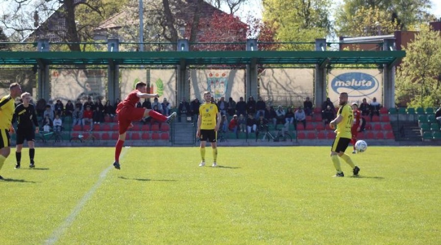 Zawodnicy z Nowego Dworu przegrywają po zaciętym pojedynku z drużyną ze Skarszew (47)