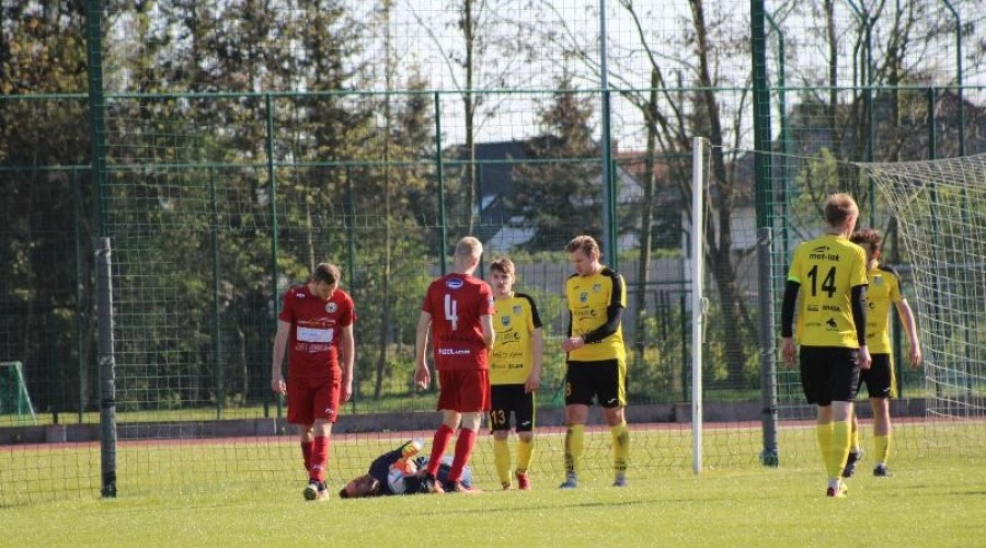 Zawodnicy z Nowego Dworu przegrywają po zaciętym pojedynku z drużyną ze Skarszew (6)