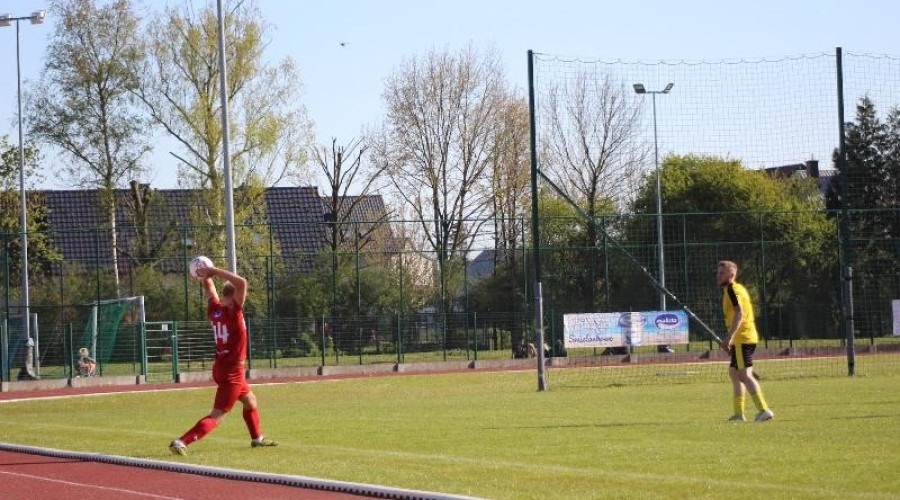 Zawodnicy z Nowego Dworu przegrywają po zaciętym pojedynku z drużyną ze Skarszew (7)