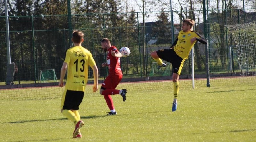 Zawodnicy z Nowego Dworu przegrywają po zaciętym pojedynku z drużyną ze Skarszew (8)