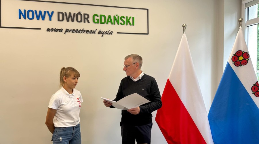 beata niemyjska burmistrz bon i list gratulacyjny.jpg