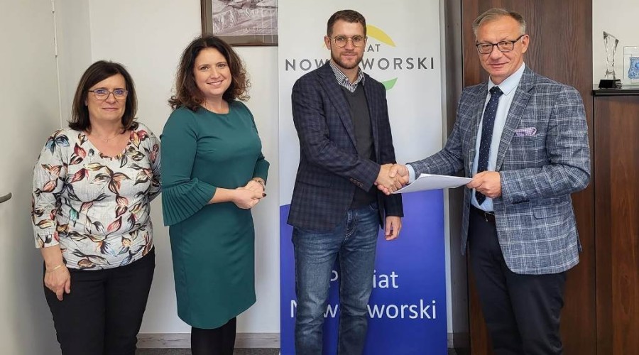 Umowa na przebudowę kolejnego odcinka drogi powiatowej w Płoninie podpisana2