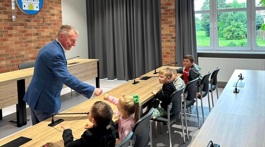 Nowy Dwór Gd. Przedszkolaki z Bajkowej Akademii odwiedziły Urząd Miejski (3)