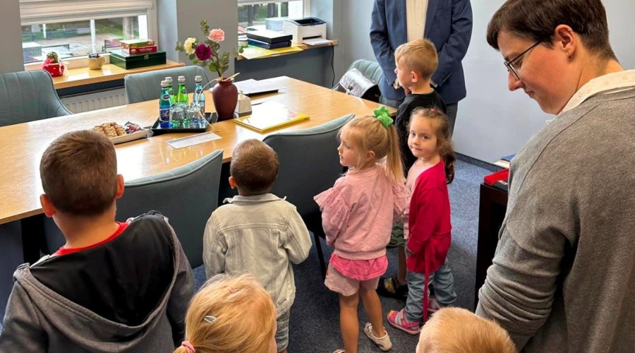 Nowy Dwór Gd. Przedszkolaki z Bajkowej Akademii odwiedziły Urząd Miejski (6)
