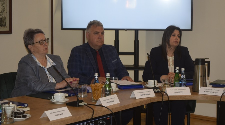 I SESJA rADY powiatu (31)